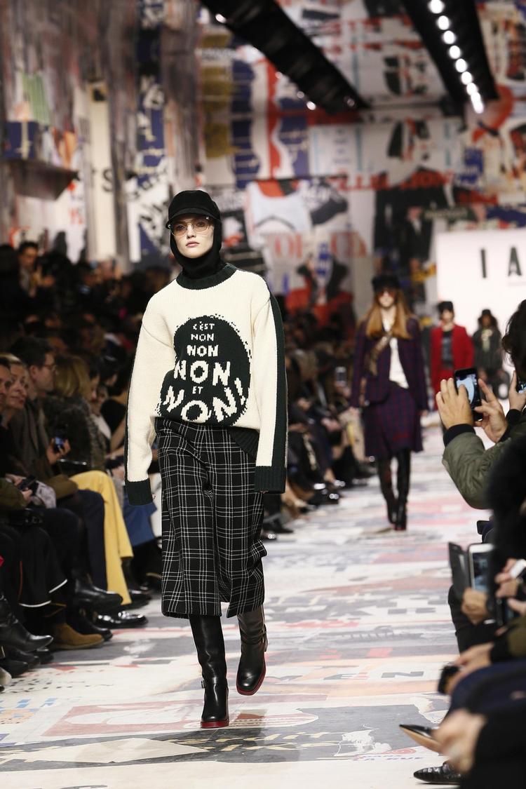 Budskabet var klart ved Diors modeshow i Paris i sidste uge. Det skal være slut med, at man skal finde sig i chikane, overgreb og diskrimination. Kamil Zihnioglu/AP