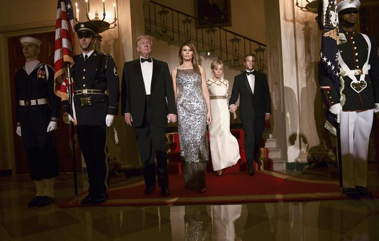 I sidste uge var begge førstdamer iklædt franske mode til den officielle statsmiddag i Det Hvide Hus  i anledning af topmødet mellem USA og  Frankrig. Melania Trump bar Chanel med blonder, og Brigitte Macron var trukket i  en hvid guldbesat model fra Louis Vuitton. Susan Walsch/AP