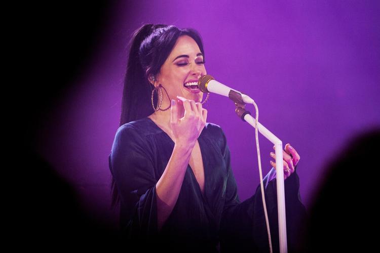 Countrystjernen Kacey Musgraves tog Vega med storm. Stilig, men sød og selvironisk og helt regulært glad over den varme modtagelse. Foto: Emma Sejersen Emma Sejersen
