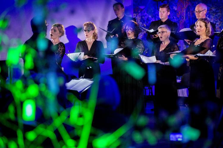 Publikum blev bedt om ikke at klappe undervejs i sorgkoncerten, så  kormusikken kunne strømme frit. Mads Nissen/POLFOTO