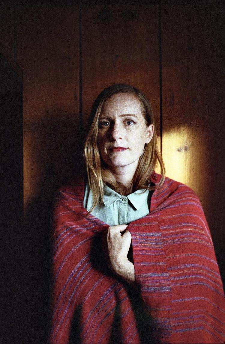 På sit nye album,  ’Goners’, synger Laura Gibson om tab, sorg og savn. Ikke mindst af hendes far.  Pr-foto
