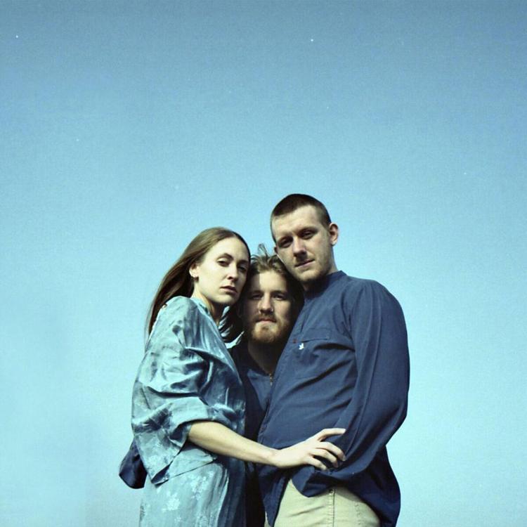 Sanger og sangskriver Fine Glindvad, guitarist Simon Kjær og Simon Andersson med styr på tangenter og det elektroniske udgør trioen Chinah, og de har musikalsk fart på i disse år. Pr-foto