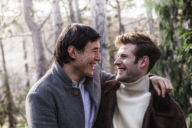 Peter Christoffersen og Simon Bennebjerg spiller Benjamin og Rasmus, der mødes og finder fodfæste i storbyen, lige inden aids splitter dem ad. 