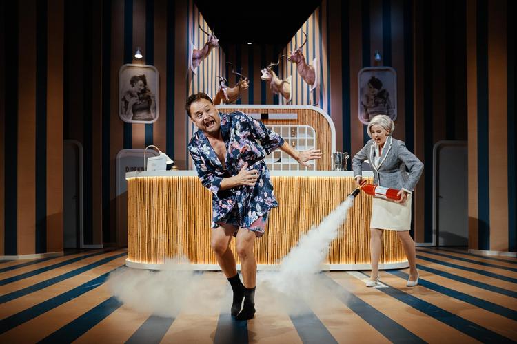 Man er  hele tiden pinligt bevidst om, at  det her er noget frygtelig t opstyltet pjat . Her Troels Malling og Susanne  Breuning på scenen. Pr-foto