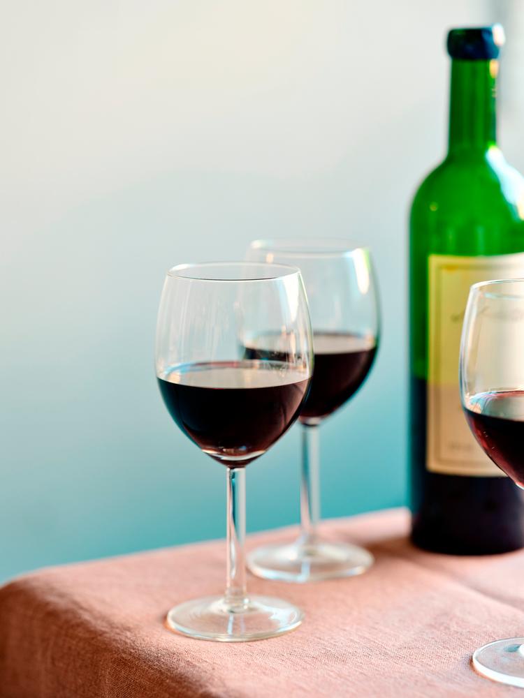 Et halvhøjt alkoholniveau sikrer en god balance, når den typisk lidt fede julemad skal skylles ned.  Foto: Line Thit Klein