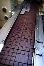 Lys chokolade er i mange år blevet dømt ude af det gode selskab men seriøse chokoladeproducenter som blandt andre Mikkel Friis Holm er med til at vise at mælkechokolade også kan gøre sig i det gode chokoladeselskab. Hans chokolade Dark Milk 55% vandt guldprisen i sin kategori ved International Chocolate Awards i 2013.  Foto: Finn Frandsen 