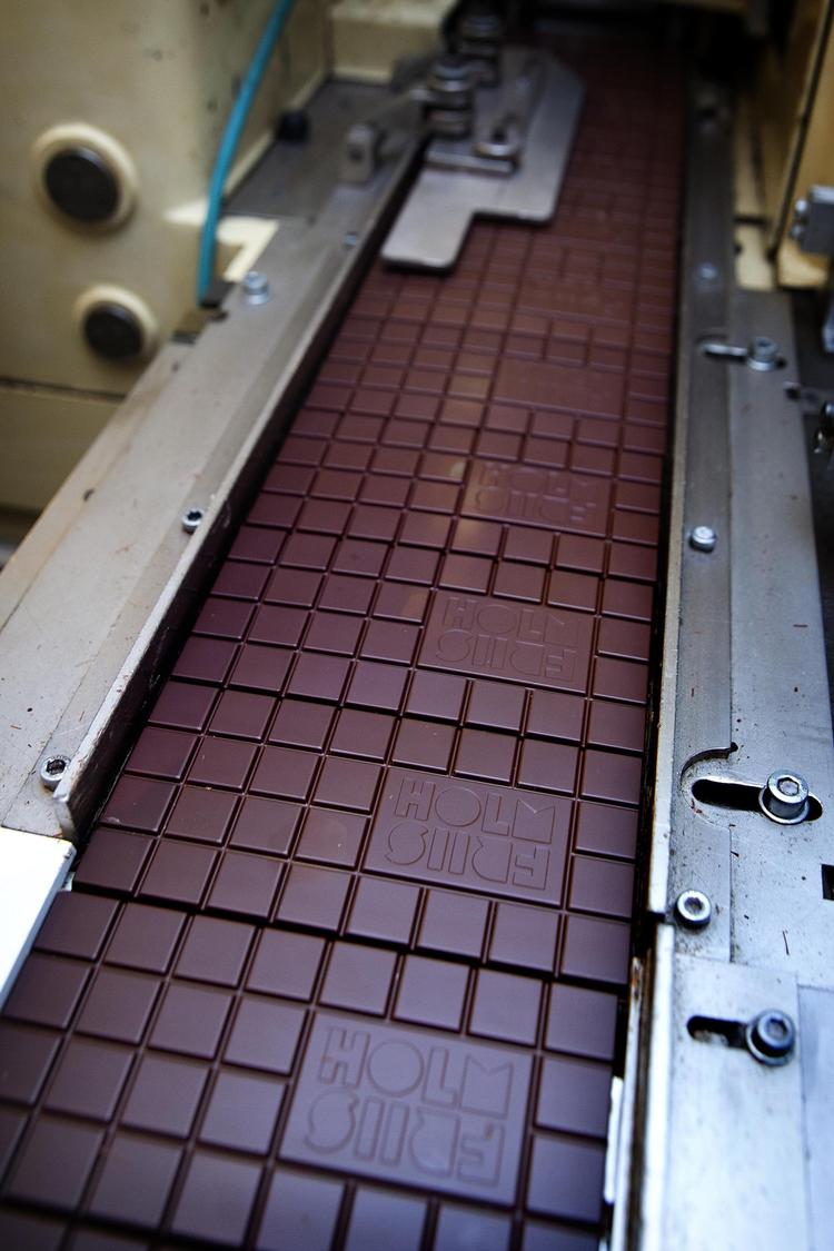Lys chokolade er i mange år blevet dømt ude af det gode selskab men seriøse chokoladeproducenter som blandt andre Mikkel Friis Holm er med til at vise at mælkechokolade også kan gøre sig i det gode chokoladeselskab. Hans chokolade Dark Milk 55% vandt guldprisen i sin kategori ved International Chocolate Awards i 2013.  Foto: Finn Frandsen 