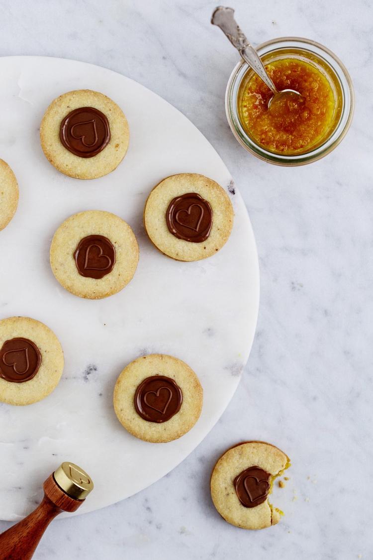 Små julesnitter med let bitter appelsinmarmelade og sød blød nougat, det er sødt og surt, knasende og blødt. 
