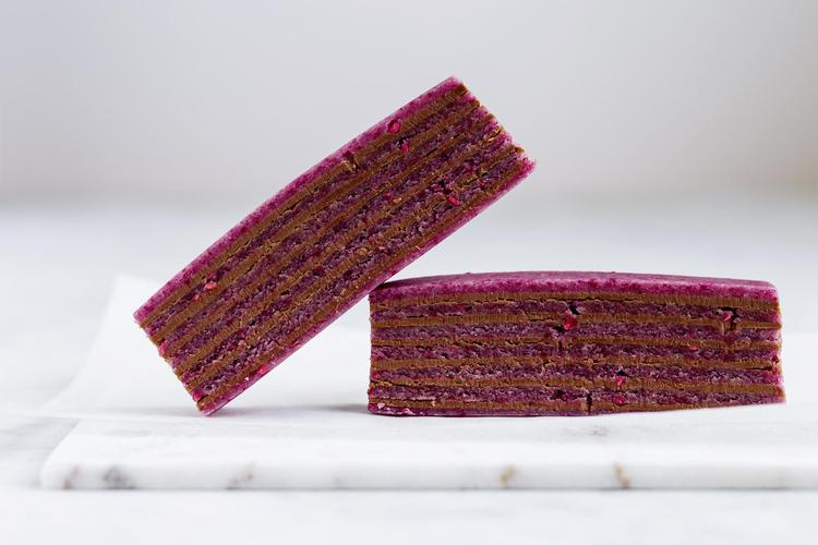 Ultratynde lag af hindbærmarcipan og blød nougat er hemmeligheden bag disse smukke konfektsnitter. 