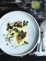 Hollandaisesauce er en klassiker til fin fisk, og med den peberrodsagtige brøndkarse og svampene, der har masser af umami og er stegt med persille og hvidløg, får fisken godt modspil. 