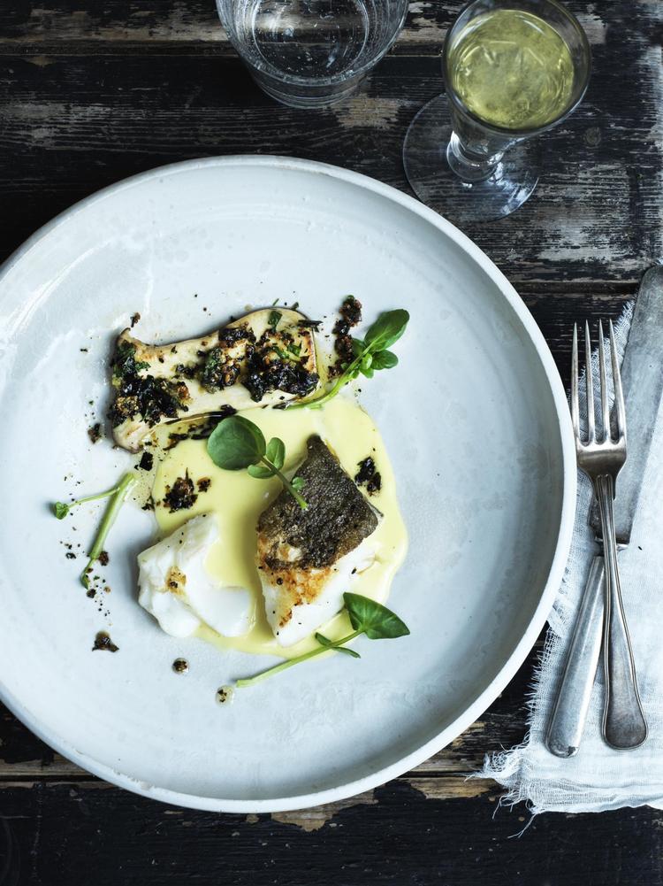 Hollandaisesauce er en klassiker til fin fisk, og med den peberrodsagtige brøndkarse og svampene, der har masser af umami og er stegt med persille og hvidløg, får fisken godt modspil. 