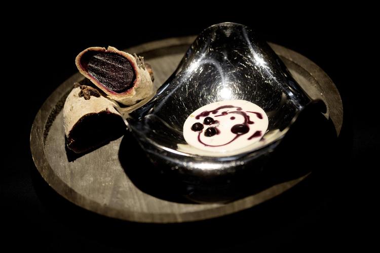 VeVe byder på masser af smag i de velkomponerede retter med rig smag. Blandt andet saltbagte rødbeder med gedeost. 



 