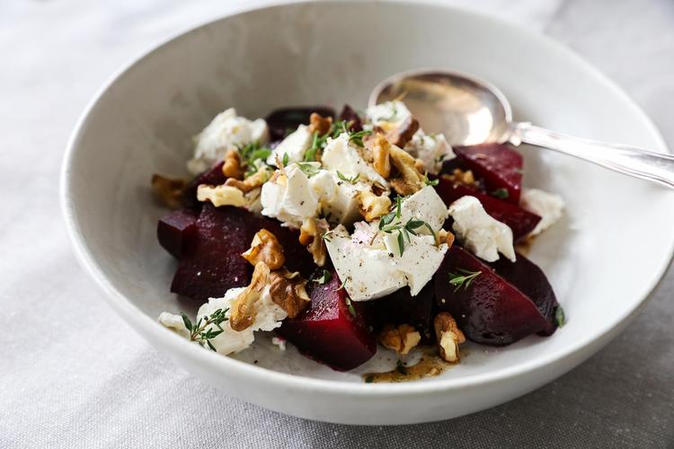 Server salaten som en forret eller som tilbehør til kød og fisk. 