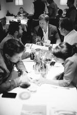 Kristian Brask Thomsen begyndte sin karriere på Mors, er undervejs gået konkurs, men har i dag succes med at arrangere middagsselskaber på klodens mest eksklusive restauranter, hvor han udvælger deltagerne fra en lang venteliste. 