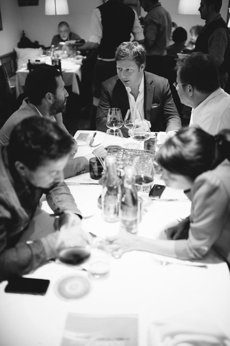 Kristian Brask Thomsen begyndte sin karriere på Mors, er undervejs gået konkurs, men har i dag succes med at arrangere middagsselskaber på klodens mest eksklusive restauranter, hvor han udvælger deltagerne fra en lang venteliste. 