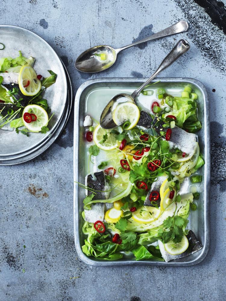 Det er en frisk, sund, fedtfattig, intens og velsmagende ret, som du næsten kan få den på en fiskerestaurant på gaden i Asien: citron, koriander, chili, soja og den sprøde kål går godt til fisken. 