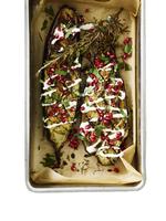 Auberginer har den eftertragtede umamismag, og bagt og serveret med tahin-harissa-dressing og granatæbler sender den retten helt til mellemøsten. 