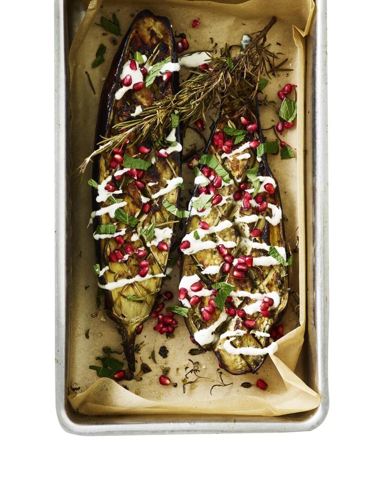 Auberginer har den eftertragtede umamismag, og bagt og serveret med tahin-harissa-dressing og granatæbler sender den retten helt til mellemøsten. 
