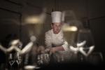 Kokkekonkurrencen Bocuse d'or - det uofficielle verdensmesterskab for kokke - løber af stablen begyder i morgen. Her ses den danske deltager, Morten Falk, mens han forbereder sin konkurrencemiddag.  
