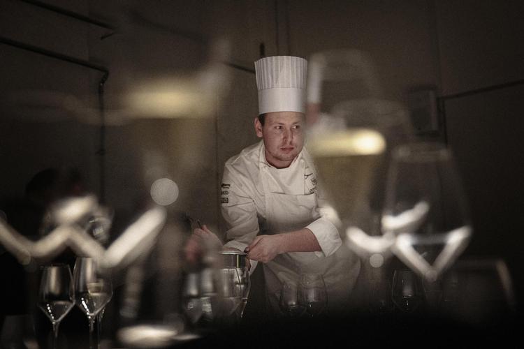 Kokkekonkurrencen Bocuse d'or - det uofficielle verdensmesterskab for kokke - løber af stablen begyder i morgen. Her ses den danske deltager, Morten Falk, mens han forbereder sin konkurrencemiddag.  