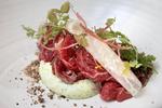 Den utraditionelle ribeye skåret som carpaccio var en af aftenens bedste oplevelser på Invo. 