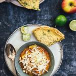 Den indiske linsesuppe dahl skal endelig krydres godt, så den mætter alle sanser. Knasende og sprød topping samt kikærtebrød giver et fuldstændigt måltid. 