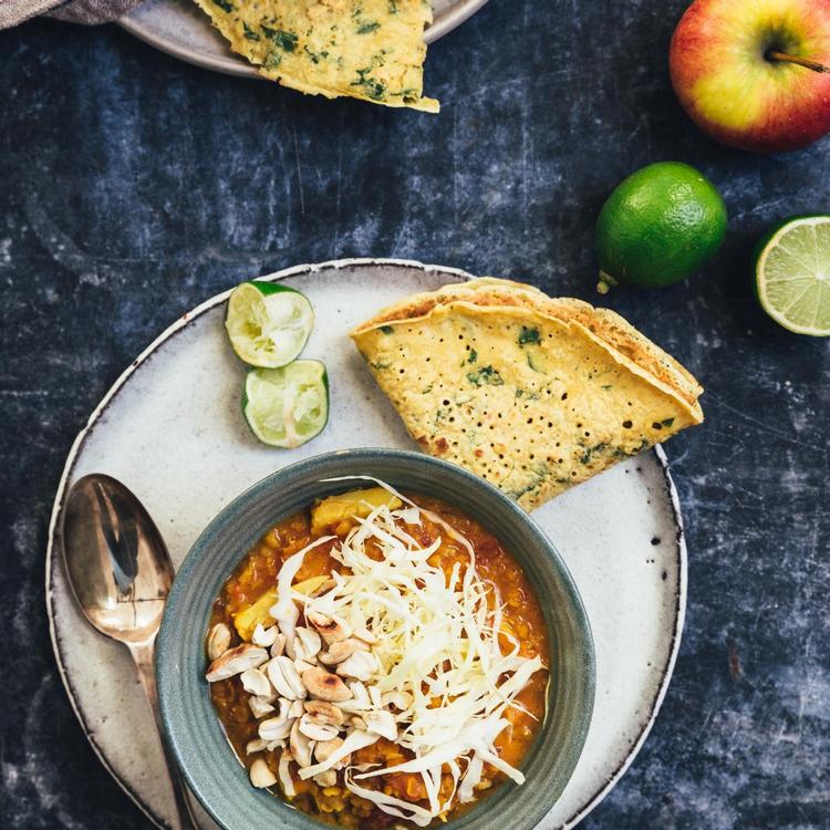 Den indiske linsesuppe dahl skal endelig krydres godt, så den mætter alle sanser. Knasende og sprød topping samt kikærtebrød giver et fuldstændigt måltid. 