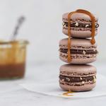 Den fornemme franske petit four møder den uartige, amerikanske chokoladebar. Det er et ret godt makkerskab. 