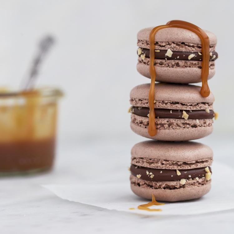 Den fornemme franske petit four møder den uartige, amerikanske chokoladebar. Det er et ret godt makkerskab. 