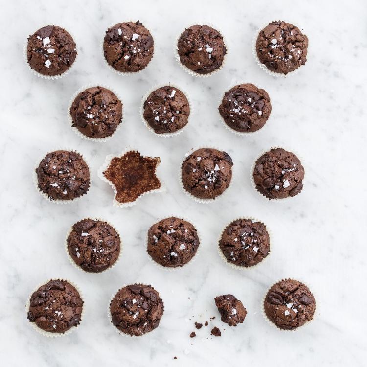 Du får det bedste fra to verdener, når du laver brownie som minimuffins, og man kan sagtens spise tre hver. 