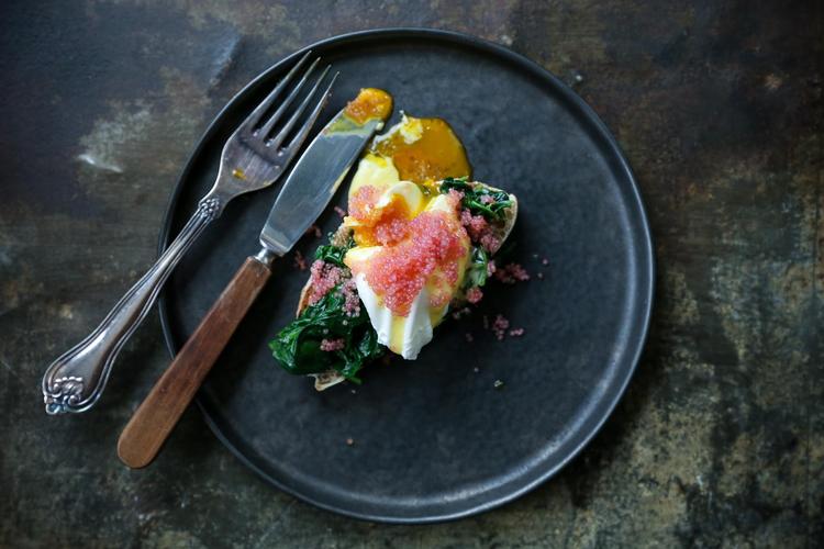 Æg og stenbiderrogn er gode følgesvende. Her er det brunchklassikeren eggs florentine med et dekadent skud rogn på toppen. Foto: Nadia Mathiasen 