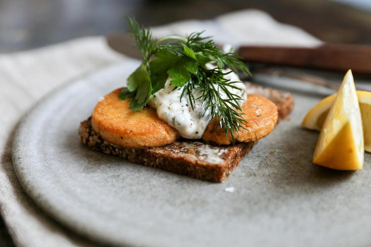 Den klassiske torskerognsmad kommer her i en opgraderet version, hvor remouladen er udskiftet med en hjemmelavet tatarsauce. 