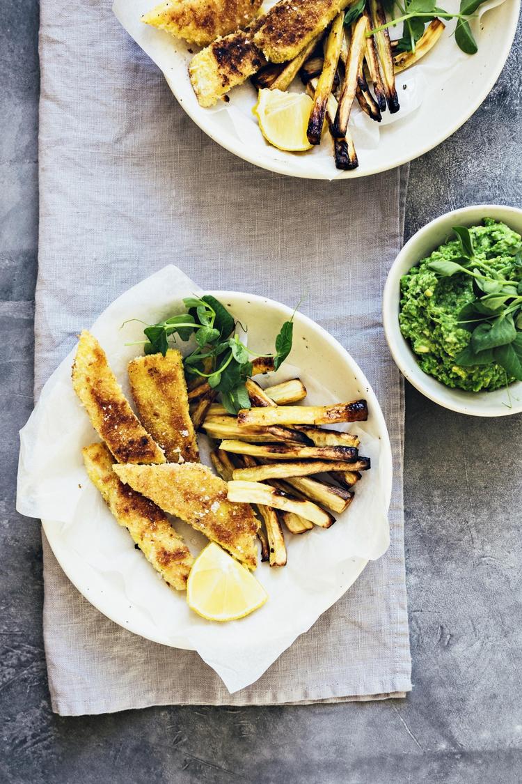Sprødstegte selleristykker erstatter den traditionelle panerede fisk – sammen med den friske ærtemos og pastinakfritter er det et skønt grønt alternativ til fastfoodklassikeren fish’n’chips. Ditte Ingemann