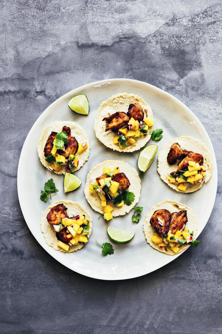 Blomkålsbuketter med BBQ-sauce både ligner og smager næsten som kylling. De smager skønt med en frisk mangosalsa og hjemmelavede tortillas. 