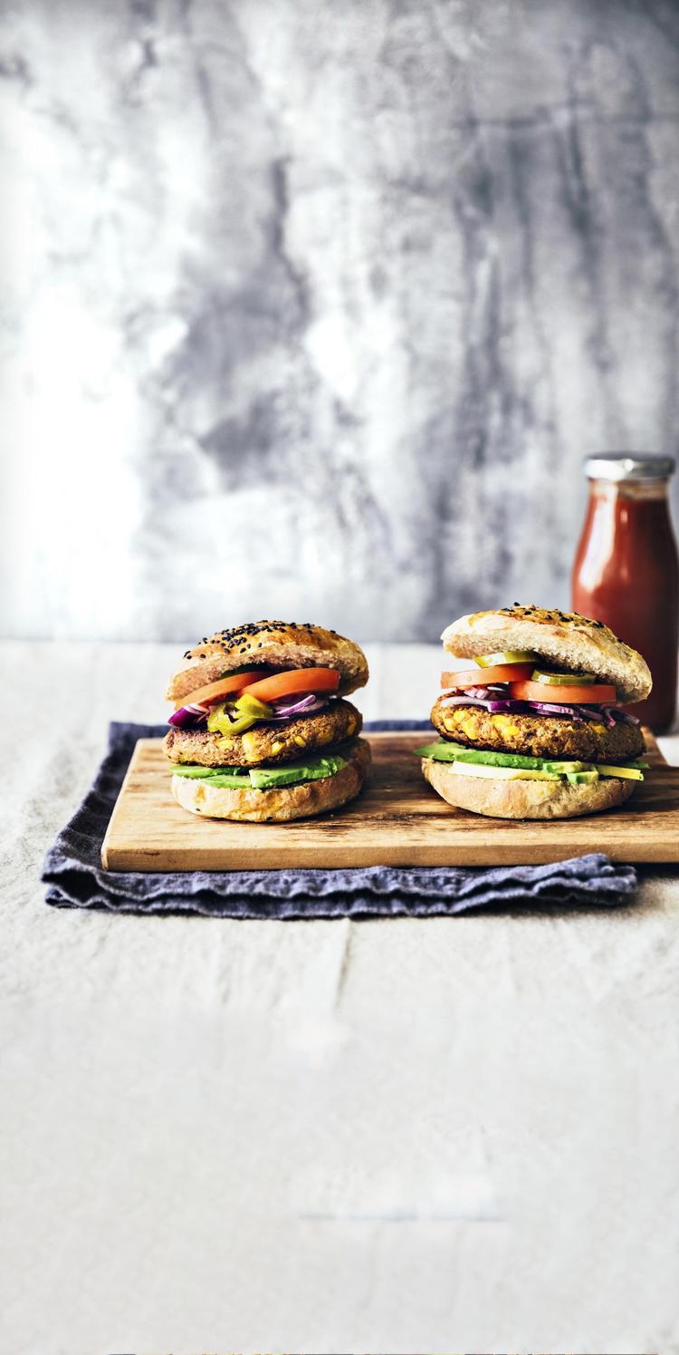 Kikærtebøfferne er fyldt med grøntsager, varme krydderier og røget paprika, der giver lidt røgsmag, så man skulle tro, bøffen kom direkte fra grillen. 