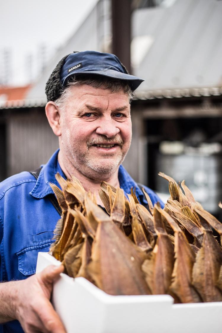 Allan Winther er en af de få, der stadig salter og ryger ising så det bliver til specialiteten bakskuld. 