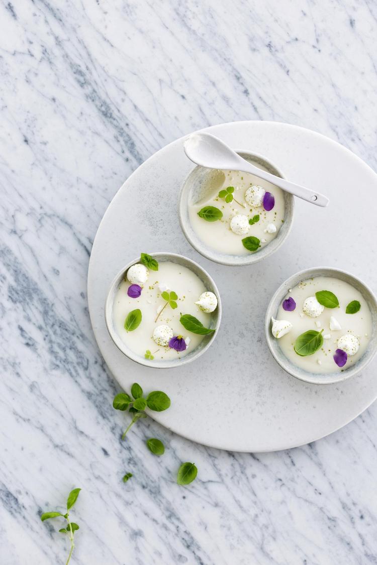 Basilikum og lime-duoen er genial og optræder her i fin og cremet forklædning – med små knasende marengskys som modspil. 