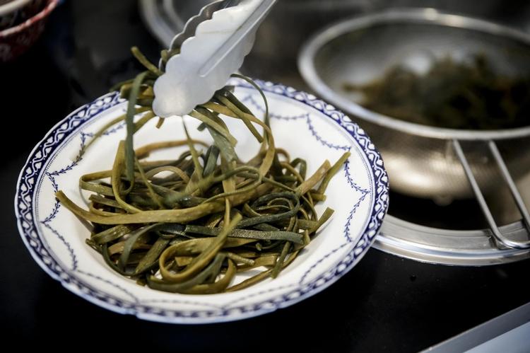 Det ligner en velkendt ret fra middagsbordet, men det er tang, og ikke spaghetti, der er på tallerkenen.  