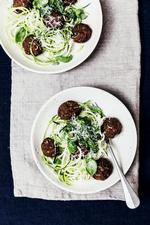 Linsedellerne får smag og dybde af bladselleri, svampe, hvidløg, valnødder og tomatpure og smager dejligt med frisk squashspaghetti. 