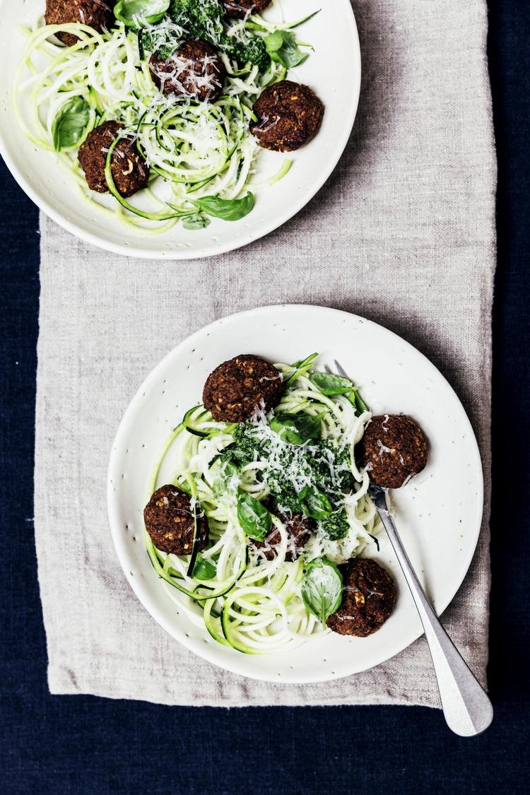 Linsedellerne får smag og dybde af bladselleri, svampe, hvidløg, valnødder og tomatpure og smager dejligt med frisk squashspaghetti. 