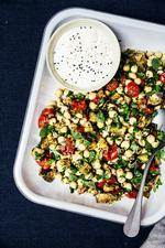 De neutrale kikærter smager rigtig godt, når de er i selskab med krydrede og bagte grøntsager og en god cremet dressing. 