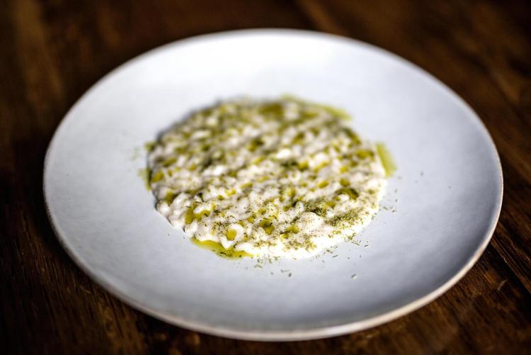 Den italiensk-nynordiske fusion 'Brace' er en af fire danske nominerede i konkurrencen. Her er en Risotto med blomkålscreme, der var et af højdepunkterne, da Politikens anmelder for nyligt kiggede forbi. 