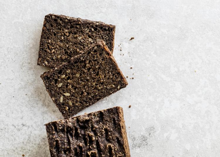 Det er ikke raketvidenskab at lave et godt rugbrød fra bunden, men det tager lidt tid, fordi det skal hæve op mod 28 timer i alt. 