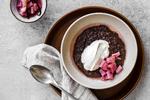 Øllebrøden er lavet med brunet smør, brødet er karamelliseret og afrundet med chokolade, og derfor giver den mest mening som en dessert oven på et ikke alt for tungt måltid. 