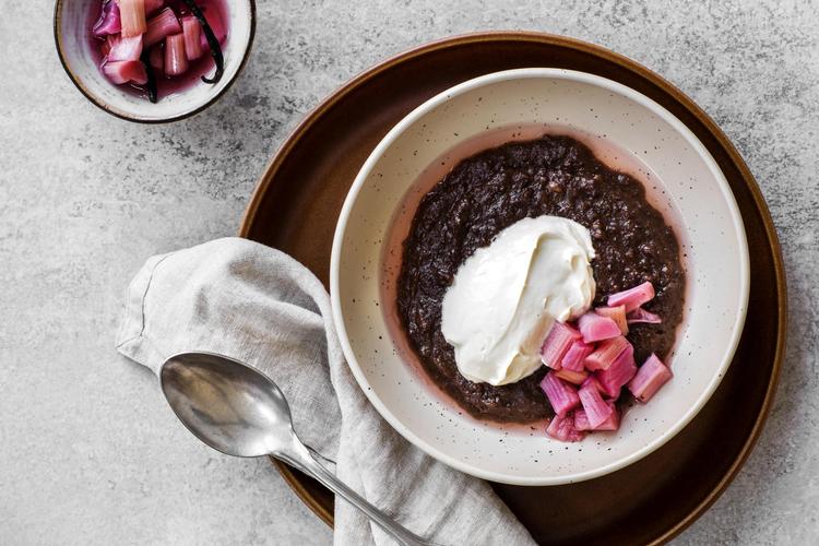 Øllebrøden er lavet med brunet smør, brødet er karamelliseret og afrundet med chokolade, og derfor giver den mest mening som en dessert oven på et ikke alt for tungt måltid. 