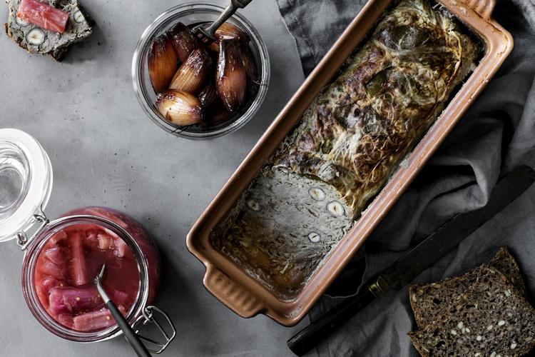 Postejen er lavet på gris – bov, nakkekam og spæk – snaps og god krydring holder kød og fedt i skak, og serveret med rabarberrelish og glaserede skalotteløg år man både syre og sødme. 