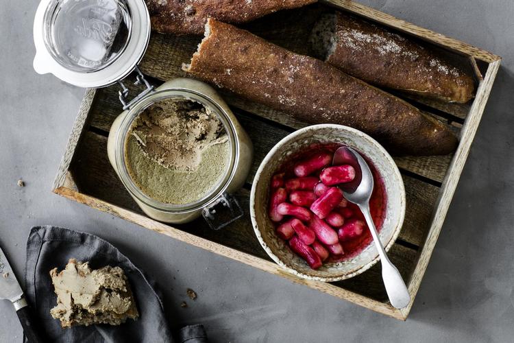 Hjemmelavet andeleverpostej med lige dele balsamicoeddike og armagnac smager skønt. Den kan også laves i en kyllingeversion. 