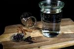 Enebær er essentielt for gin, men herfra kan man gå mange veje. Prøv f.eks. koriander, kanel og muskat. 