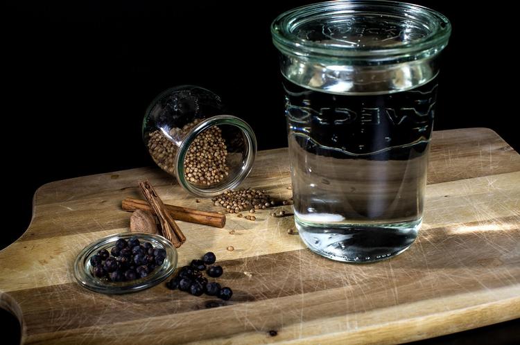 Enebær er essentielt for gin, men herfra kan man gå mange veje. Prøv f.eks. koriander, kanel og muskat. 