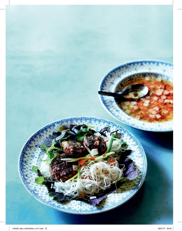 Grillede deller er kendt i både Nord- og Sydvietnam, og sammen med nudler, sprød papaya og salat giver de forskellige konsistenser fuld tilfredshed i munden. 